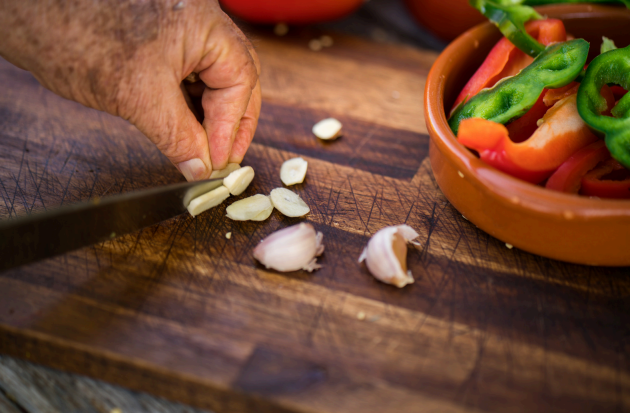 senior cutting garlic